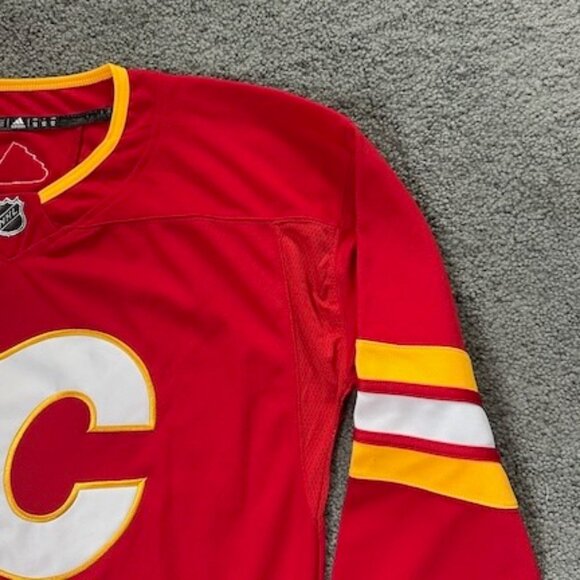 NHL Calgary Flames Adidas Jersey - Size 52 - New with Tags - Perfect Condition - Picture 6 of 14